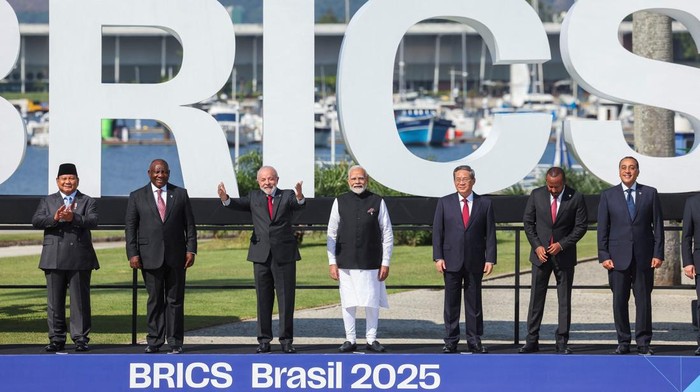 Prabowo dan Para Pemimpin Dunia Kompak di KTT BRICS Brasil 2025 Presiden Indonesia Prabowo Subianto tampil bareng para pemimpin dunia dalam Konferensi Tingkat Tinggi (KTT) BRICS 2025 yang digelar di Rio de Janeiro, Brasil, Sabtu (6/7/2025). Forum bergengsi ini mengusung tema âStrengthening Global South Cooperation for More Inclusive and Sustainable Governanceâ, menekankan pentingnya memperkuat kerja sama negara-negara Selatan untuk manajemen global yang lebih adil dan berkelanjutan. REUTERS/Pilar Olivares