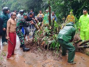 Bencana Landa Karangasem, Ibu dan Anak Tewas Terseret Banjir Bandang Bencana Landa Karangasem, Ibu dan Anak Tewas Terseret Banjir Bandang