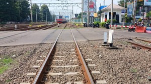 KAI Evakuasi Usai Tabrakan Kereta di Bekasi, Listrik Aliran Atas Dipadamkan