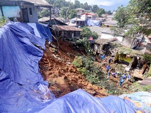 Puncak Bogor Diterjang Longsor, Tiga Warga Tewas dan Puluhan Rumah Rusak Puncak Bogor Diterjang Longsor, Tiga Warga Tewas dan Puluhan Rumah Rusak