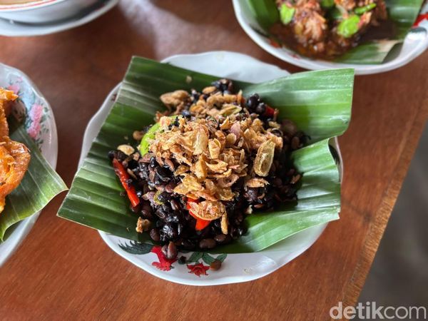 Raos Pisan! Oseng Nila dan Hampas Kecap di Warung Langganan PNS