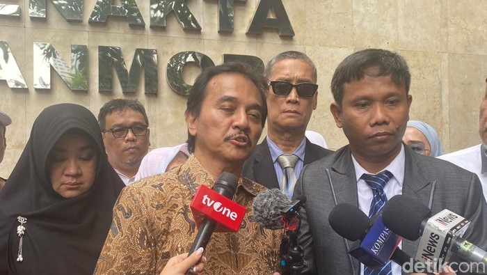 Roy Suryo sudah selesai menjalani investigasi di Polda Metro Jaya terkait laporan Presiden ke-7 RI Joko Widodo (Jokowi) soal tudingan ijazah artifisial (Wildan/detikcom) Roy Suryo sudah selesai menjalani investigasi di Polda Metro Jaya terkait laporan Presiden ke-7 RI Joko Widodo (Jokowi) soal tudingan ijazah artifisial (Wildan/detikcom)
