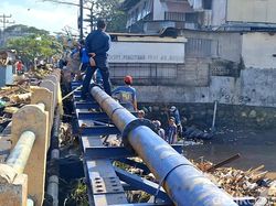 Ratusan Ton Sampah Banjir di Mataram, Bau Busuk Sepanjang Jalan