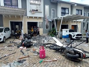 Tabung Gas Meledak saat Dipakai Masak, Seorang Polisi di Bogor Luka-luka Tabung Gas Meledak saat Dipakai Masak, Seorang Polisi di Bogor Luka-luka