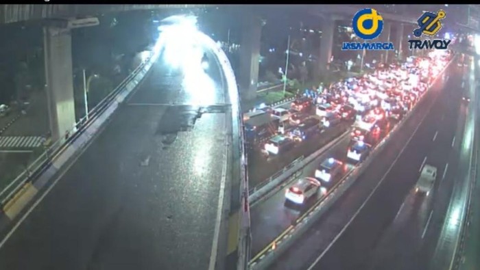 Situasi kemudian lintas di Tol Dalkot Kuningan arah Cawang padat karena ada genangan di lajur kiri. (dok Travoy)