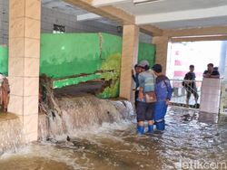 Penyebab Tanggul di Jati Padang Jaksel Jebol hingga Rumah Warga Kebanjiran