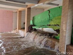 Video: Detik-detik Tanggul di Jati Padang Jaksel Jebol