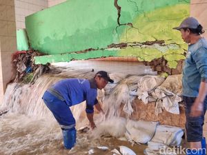 Tanggul Jebol, Musala dan Rumah di Jati Padang Jaksel Terendam Banjir