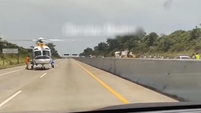 Teks foto: Tangkapan video yang menampilkan helikopter mendarat di tol. (Foto: Istimewa) Teks foto: Tangkapan video yang menampilkan helikopter mendarat di tol. (Foto: Istimewa)