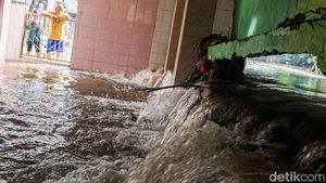 Tembok Penahan Air di Jati Padang Jaksel Jebol, Air Meluap