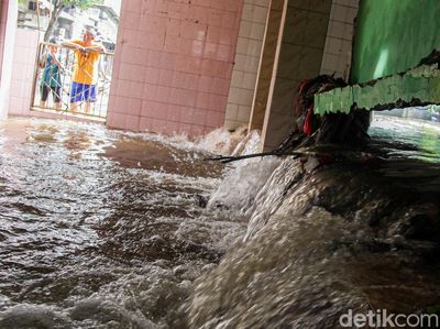 Tembok Penahan Air di Jati Padang Jaksel Jebol, Air Meluap