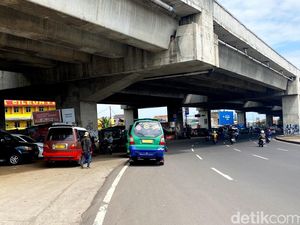 Kolong Tol Jembatan Cileunyi Jadi Terminal Angkot Bayangan Kolong Tol Jembatan Cileunyi Jadi Terminal Angkot Bayangan