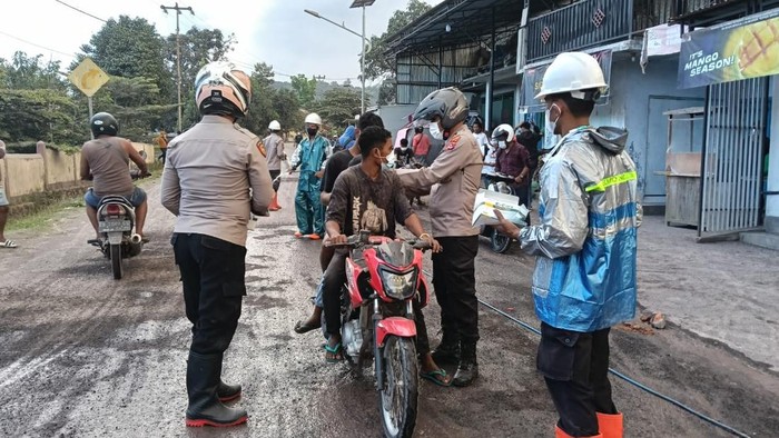 Tim medis Polda NTT dikala membagi masker terhadap warga yabg terdampak erupsi Gunung Lewotobi Laki-laki di Flores Timur, NTT, Senin (7/7/2025). Tim medis Polda NTT dikala membagi masker terhadap warga yabg terdampak erupsi Gunung Lewotobi Laki-laki di Flores Timur, NTT, Senin (7/7/2025).