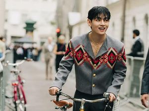 Gaya V BTS Eksis di Paris Usai Wamil, Diundang Anna Wintour ke Vogue World Gaya V BTS Eksis di Paris Usai Wamil, Diundang Anna Wintour ke Vogue World