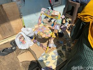 Warga Jemur Uang Kotak Amal Musala di Pasming Jaksel Usai Terendam Banjir