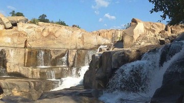 Panik! 5 Wisatawan Terjebak Arus Deras Air Terjun Favorit di India