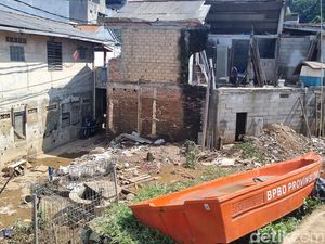 Banjir di Cililitan-Rawajati Surut, Tumpukan Sampah Menggunung