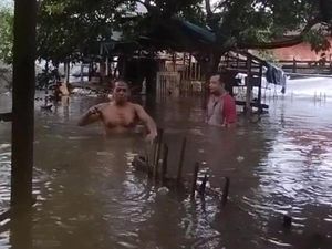 450 KK Terdampak Banjir di Lombok Barat, Dua Rumah Rusak Parah 450 KK Terdampak Banjir di Lombok Barat, Dua Rumah Rusak Parah