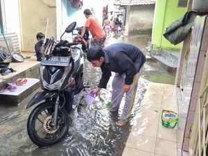 Ada Warga Cuci Motor Pakai Air Genangan Banjir, Padahal Bahaya Ada Warga Cuci Motor Pakai Air Genangan Banjir, Padahal Bahaya
