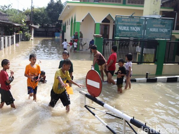 Banjir Kiriman Rendam Perum Bekasi Jaya Indah, Air Sempat Sepinggang