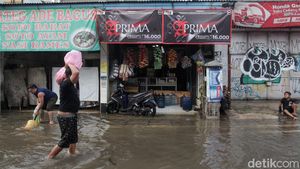 Banjir Tak Hentikan Warung Madura Buka 24 Jam