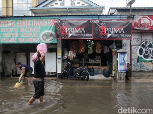 Banjir Tak Hentikan Warung Madura Buka 24 Jam Banjir Tak Hentikan Warung Madura Buka 24 Jam