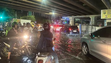 Banjir Terjadi di Puri Kembangan Jakbar, Motor Tak Bisa Melintas