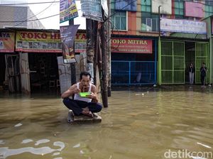 Aksi Santuy Bapak-bapak Makan Mie Instan di Tengah Banjir Aksi Santuy Bapak-bapak Makan Mie Instan di Tengah Banjir