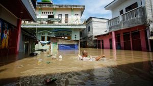 Belum Surut! Banjir 1,5 Meter Rendam Kampung Lebak, Bekasi