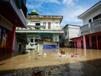 Belum Surut! Banjir 1,5 Meter Rendam Kampung Lebak, Bekasi