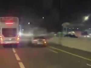 Viral Bus Pepet-Adang Mobil PJR Polisi, Kok Bisa? Viral Bus Pepet-Adang Mobil PJR Polisi, Kok Bisa?