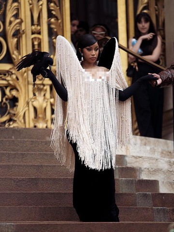 5 Penampilan Dramatis Cardi B di Show Schiaparelli, Bawa Burung Gagak