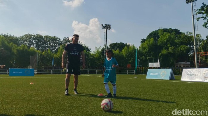 Cristian Gonzales mengomentari kuota 11 pemain asing di klub Super League tanah air.