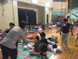 Polda Metro Bagikan Makanan ke Ratusan Warga Terdampak Banjir di Jaktim