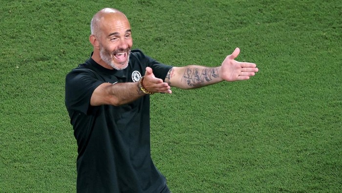 Enzo Maresca Soccer Football - FIFA Club World Cup - Round of 16 - Benfica v Chelsea - Bank of America Stadium, Charlotte, North Carolina, U.S. - June 28, 2025 Chelsea manager Enzo Maresca celebrates after the match REUTERS/Mike Segar
