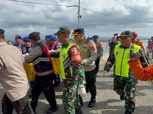 Nelayan Temukan Jenazah Diduga Korban KMP Tunu Pratama Jaya Nelayan Temukan Jenazah Diduga Korban KMP Tunu Pratama Jaya