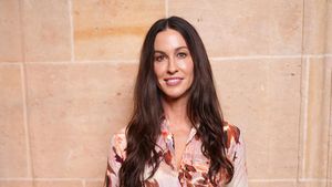 Foto: Alanis Morissette Eksis di Peragaan Celine, Awet Muda di Usia 51
