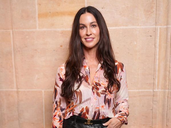 Foto: Alanis Morissette Eksis di Peragaan Celine, Awet Muda di Usia 51