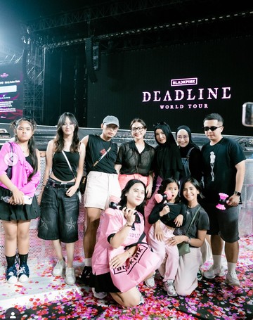 7 Gaya Simpel Nagita Slavina - Hanggini Nonton Konser Blackpink di Korea