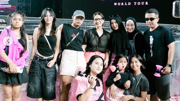 7 Gaya Simpel Nagita Slavina - Hanggini Nonton Konser Blackpink di Korea