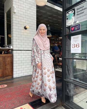 8 Model Gamis Terbaru 2025 Simpel Elegan ala Ayana Moon, Bikin Awet Muda