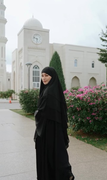 10 Gaya Hijab Rae Lil Black, Bintang Film Dewasa yang Jadi Mualaf