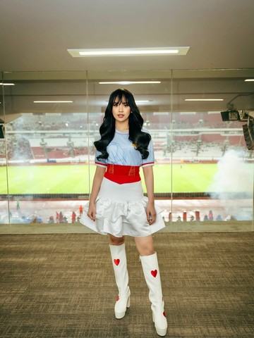 Foto: Gaya Lyodra di Pembukaan Piala Presiden, Padukan Jersey dan Rok Mini