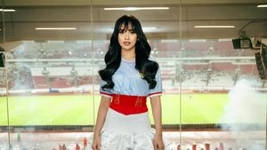 Foto: Gaya Lyodra di Pembukaan Piala Presiden, Padukan Jersey dan Rok Mini