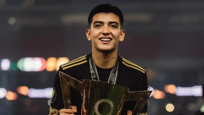Penggawa Timnas Meksiko, Gilberto Mora, memecahkan rekor usai membawa timnya juara Gold Cup 2025 pada 7 Juli 2025 di Texas. Dia menjadi pemain termuda yang juara di level internasional.