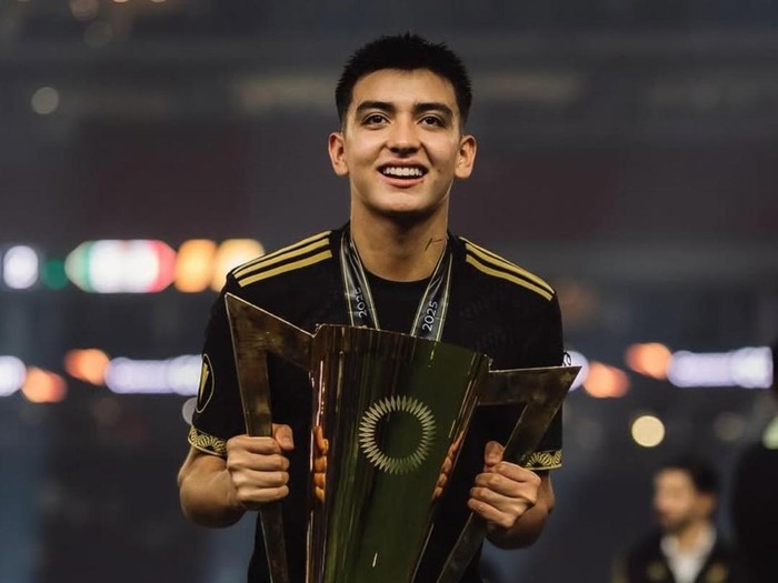 Penggawa Timnas Meksiko, Gilberto Mora, memecahkan rekor usai membawa timnya juara Gold Cup 2025 pada 7 Juli 2025 di Texas. Dia menjadi pemain termuda yang juara di level internasional.