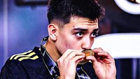 Mora juara bersama Timnas Meksiko di usia 16 tahun 265 hari, menjadikannya sebagai pemain termuda dalam sejarah yang juara di level timnas. Dia memecahkan rekor yang sebelumnya dipegang Lamine Yamal.(Foto: Dok. Twitter/@AllFutbolMX)