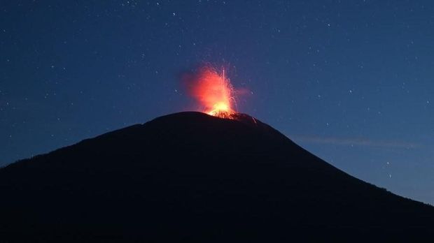 Gunung Ile Lewotolok di Lembata, NTT, meletus pagi ini, Selasa (8/7/2025).
