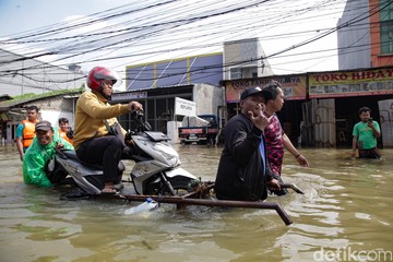 Jalan di Ciledug Banjir, Motor Diangkut Gerobak