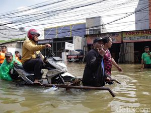 Jalan di Ciledug Banjir, Motor Diangkut Gerobak Jalan di Ciledug Banjir, Motor Diangkut Gerobak
